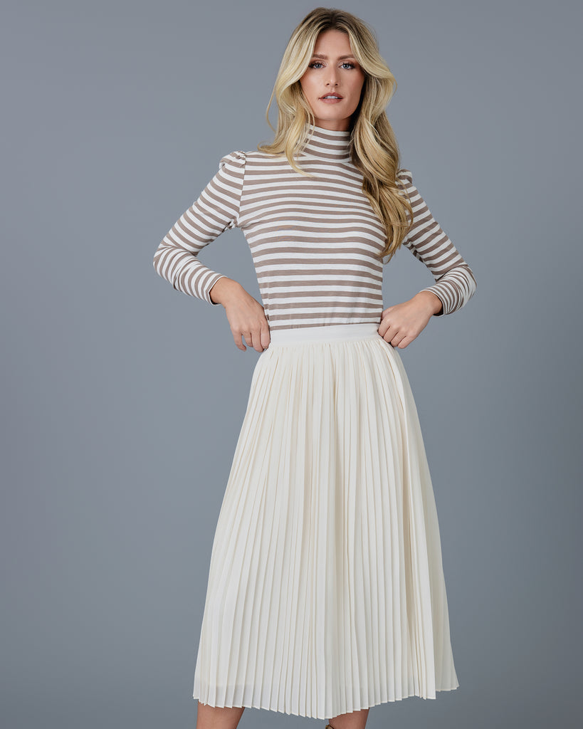 Woman wearing an off-white pleated midi skirt