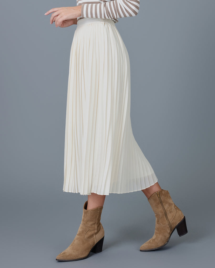 Woman wearing an off-white pleated midi skirt