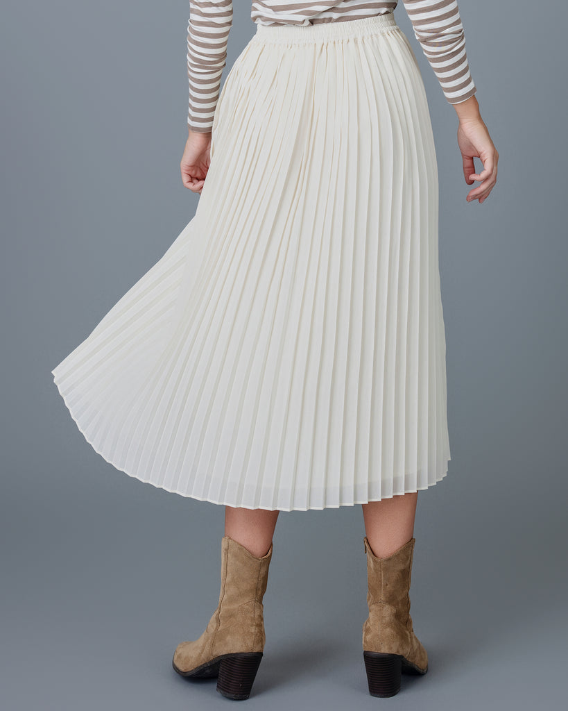 Woman wearing an off-white pleated midi skirt