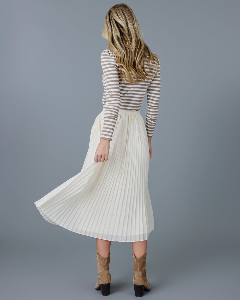 Woman wearing an off-white pleated midi skirt