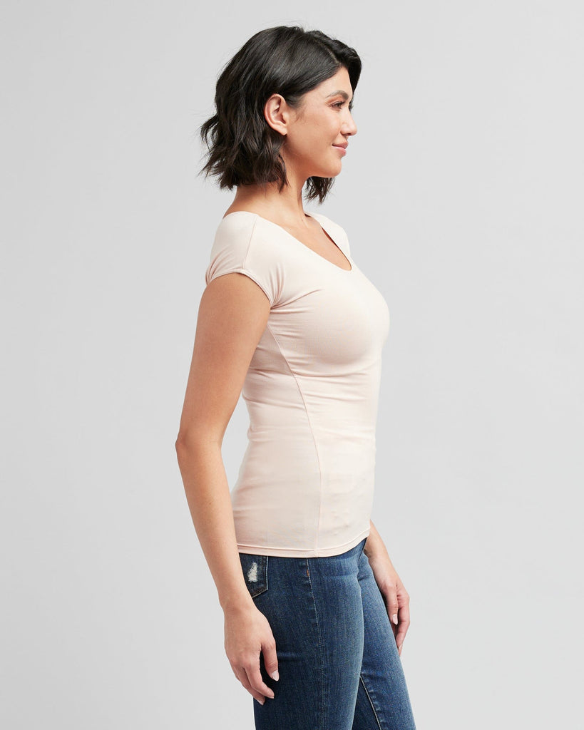 Woman in a short sleeve, fitted, basic tee