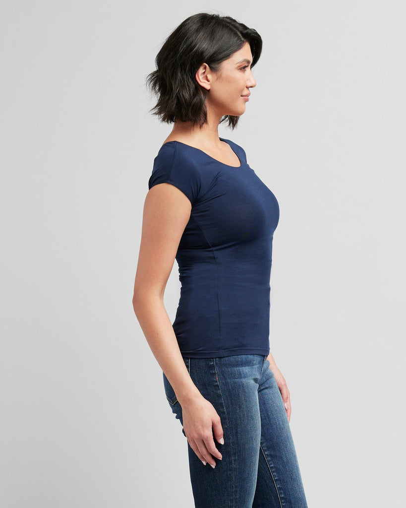 Woman in a short sleeve, fitted, basic tee