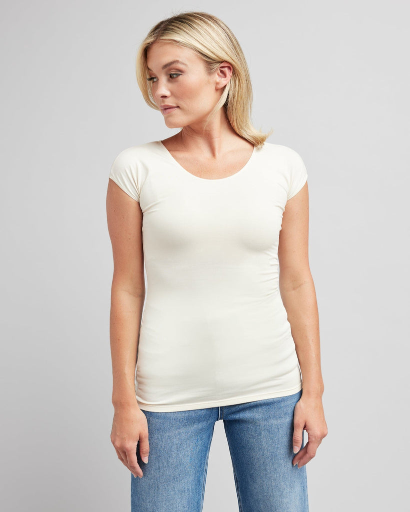 Woman in a short sleeve, fitted, basic tee